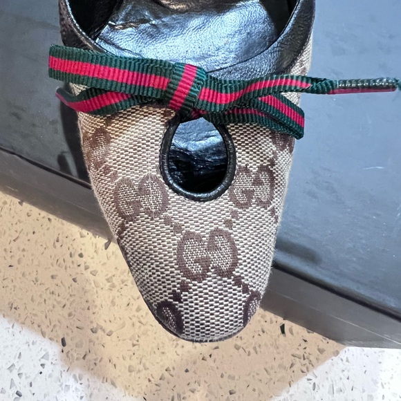Gucci Vintage Beige & Black Heels with Signature Pattern Red Green Bows Size 8 - Picture 8 of 12